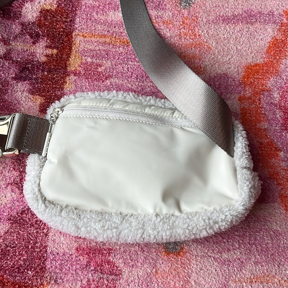Lululemon 2021 original sherpa belt bag white gold everywhere cross body - Picture 8 of 8